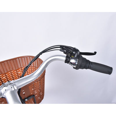 จักรยานไฟฟ้าสำหรับสุภาพสตรีน้ำหนักเบา 12.5Ah 6 เกียร์ 25 กม. / ชม. พร้อมตะกร้า